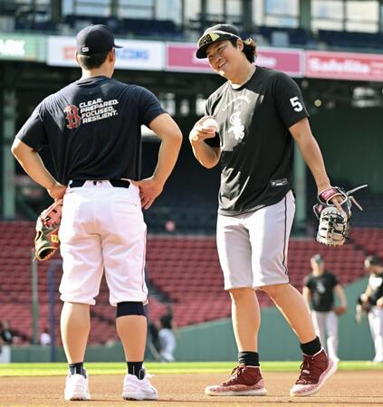 試合前にレッドソックス・吉田（左）と笑顔で言葉を交わすホワイトソックス・村上（ゲッティ＝共同）