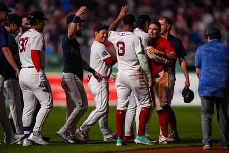 サヨナラ勝ちに喜ぶ吉田（中央）らレッドソックスナイン（写真提供・Ｉｍａｇｎ／ロイター／アフロ）