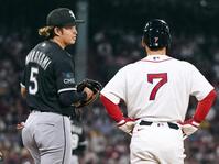 ４回、左前打で出塁したレッドソックス・吉田（右）と言葉を交わすホワイトソックス・村上（ＡＰ＝共同）
