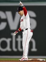 ６回、適時二塁打を放ち喜ぶレッドソックス・吉田（ゲッティ＝共同）