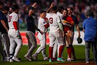 サヨナラ勝ちに喜ぶ吉田（中央）らレッドソックスナイン（写真提供・Ｉｍａｇｎ／ロイター／アフロ）