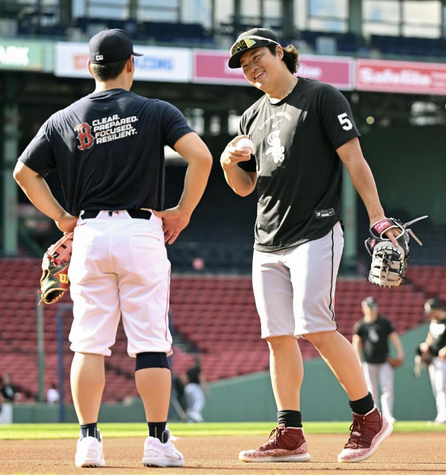 試合前にレッドソックス・吉田（左）と笑顔で言葉を交わすホワイトソックス・村上（ゲッティ＝共同）