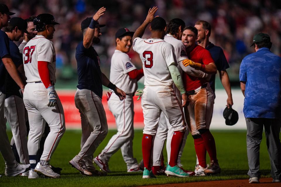サヨナラ勝ちに喜ぶ吉田（中央）らレッドソックスナイン（写真提供・Ｉｍａｇｎ／ロイター／アフロ）