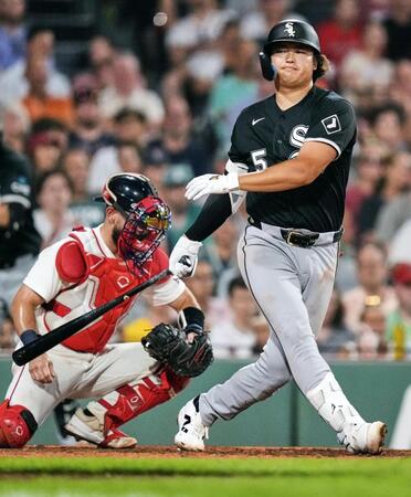 ８回、空振り三振に倒れたホワイトソックス・村上＝ボストン（ＡＰ＝共同）