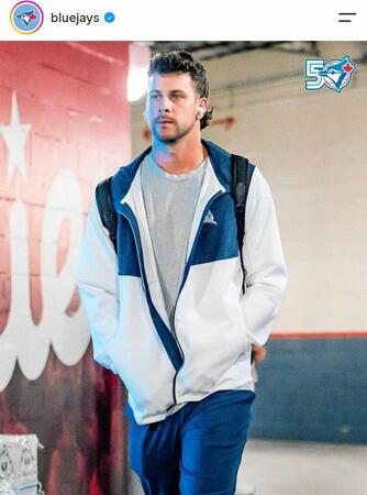 球場入りするクレメント。ブルージェイズのインスタグラム（ｂｌｕｅｊａｙｓ）より