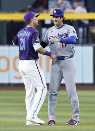 　試合前、ダイヤモンドバックスのヌートバー（左）と言葉を交わすドジャース・大谷＝フェニックス（共同）