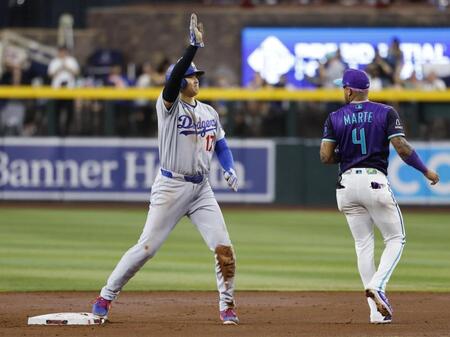 　ダイヤモンドバックス戦の３回、二盗失敗したドジャース・大谷（左）＝フェニックス（共同）
