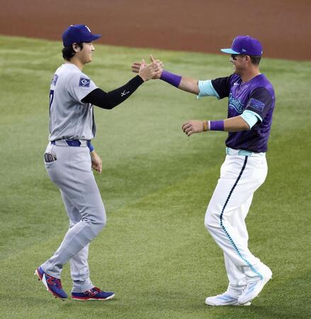 　試合前に、ダイヤモンドバックスのヌートバー（右）とあいさつを交わすドジャース・大谷＝フェニックス（共同）