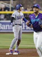 　ダイヤモンドバックス戦の３回、二盗に失敗したドジャース・大谷＝フェニックス（共同）