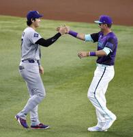 　試合前に、ダイヤモンドバックスのヌートバー（右）とあいさつを交わすドジャース・大谷＝フェニックス（共同）