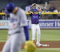 　ドジャース戦の４回、二塁打を放ったダイヤモンドバックスのヌートバー。手前は佐々木朗＝フェニックス（共同）