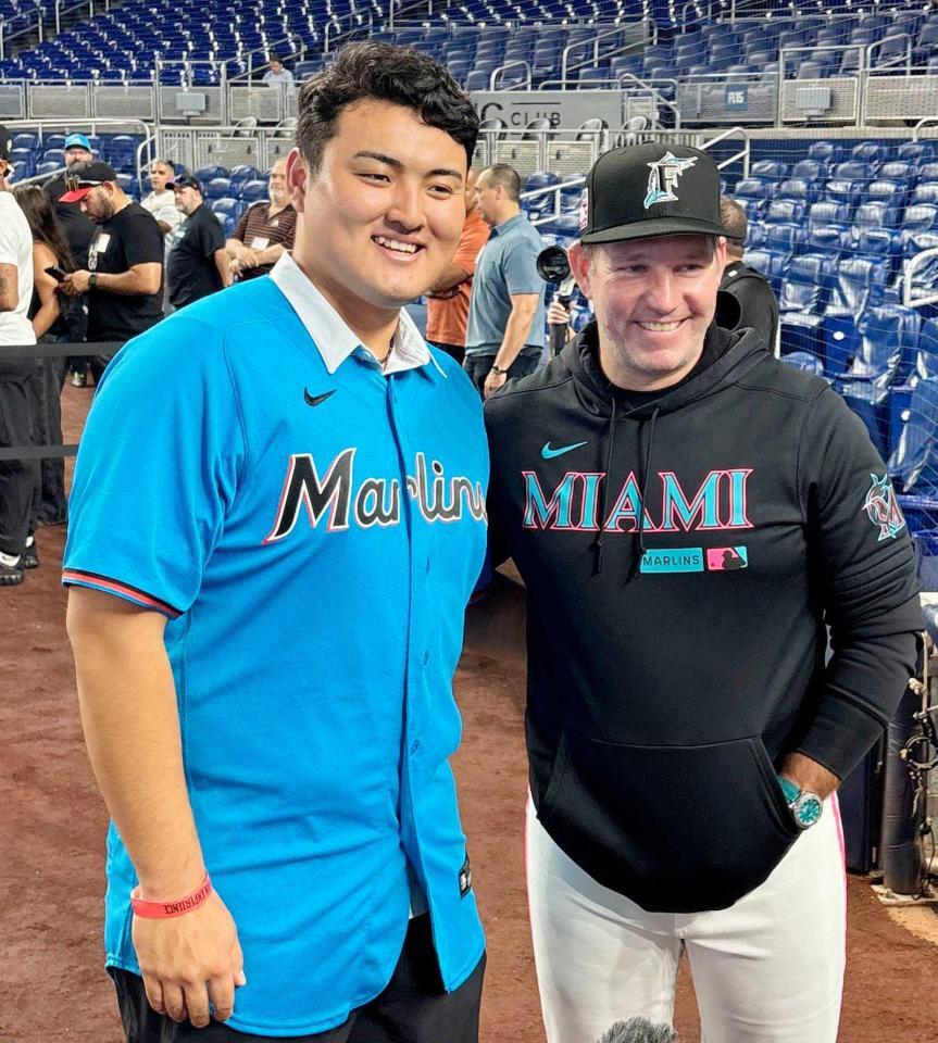　７月、試合前練習を見学し、マーリンズのマッカラー監督（右）と撮影に応じる佐々木麟太郎（共同）