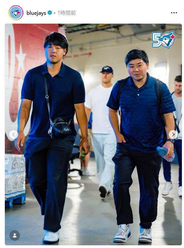 球場入りする岡本。ブルージェイズのインスタグラム（ｂｌｕｅｊａｙｓ）より