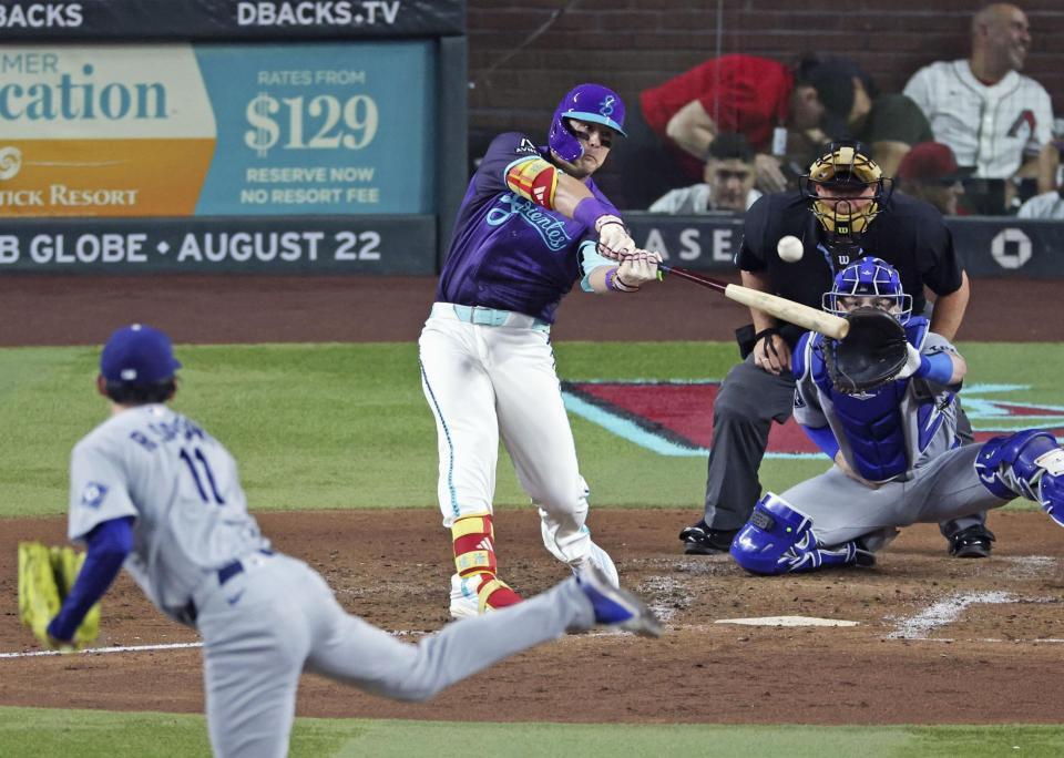 　ドジャース戦の４回、二塁打を放つダイヤモンドバックスのヌートバー。投手佐々木朗＝フェニックス（共同）