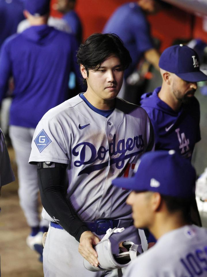　ダイヤモンドバックスにサヨナラ負けを喫し、引き揚げるドジャース・大谷＝フェニックス（共同）