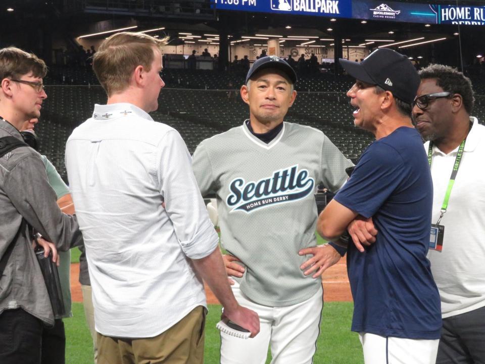 イベント終了後に米メディアの取材に応じるイチロー氏（撮影・小林信行）