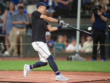 　マリナーズの球団ＯＢによる本塁打競争に出場したイチローさん（ＡＰ＝共同）
