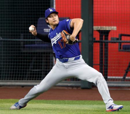 　キャッチボールで調整するドジャース・大谷＝フェニックス（共同）