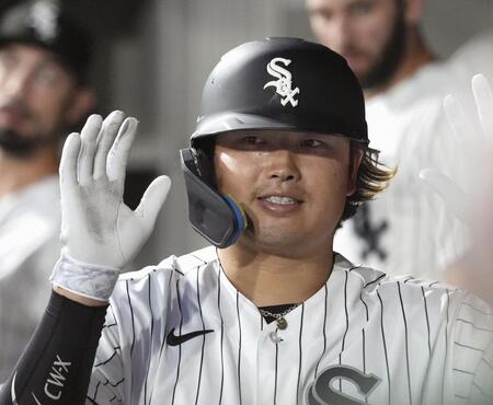 　ガーディアンズ戦の６回、26号ソロを放ち、ベンチで迎えられるホワイトソックス・村上＝シカゴ（共同）