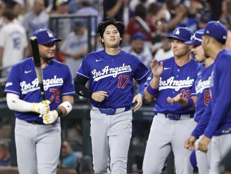 　ダイヤモンドバックスに勝利し、ベンチを飛び出すドジャース・大谷（左から２人目）＝フェニックス（共同）