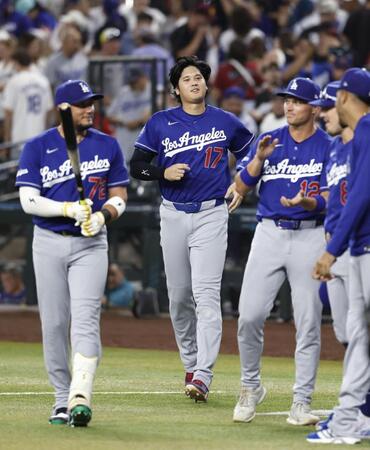 　ダイヤモンドバックスに勝利し、ベンチを飛び出すドジャース・大谷（左から２人目）＝フェニックス（共同）