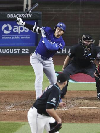 　ダイヤモンドバックス戦の10回、勝ち越しの内野安打を放つドジャース・大谷＝フェニックス（共同）