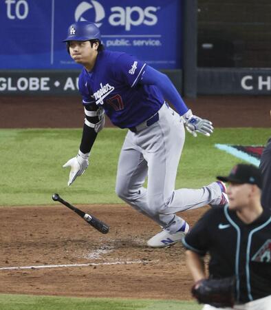 　ダイヤモンドバックス戦の10回、勝ち越しの内野安打を放つドジャース・大谷＝フェニックス（共同）