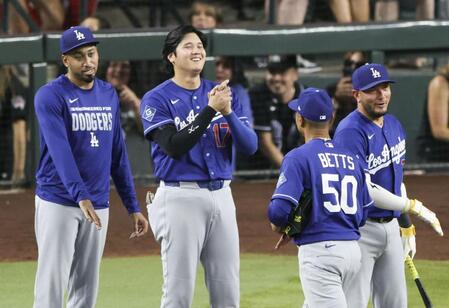 　ダイヤモンドバックスに勝利し、チームメートを迎えるドジャース・大谷（左から２人目）＝フェニックス（共同）