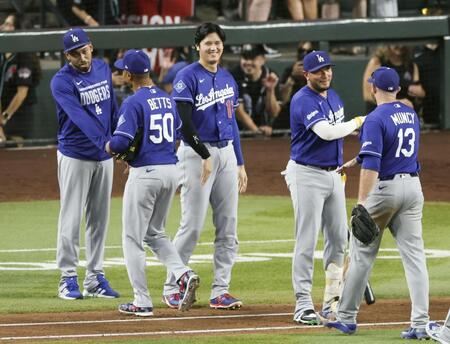 　ダイヤモンドバックスに勝利し、チームメートを迎えるドジャース・大谷（中央）＝フェニックス（共同）