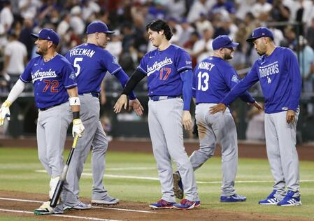 　ダイヤモンドバックスに勝利し、チームメートとタッチを交わすドジャース・大谷（中央）＝フェニックス（共同）