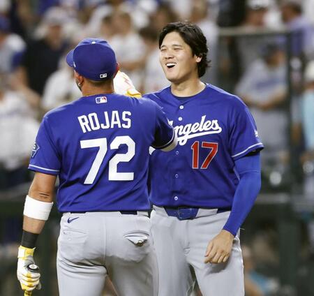 　ダイヤモンドバックスに勝利し、笑顔を見せるドジャース・大谷（右）＝フェニックス（共同）
