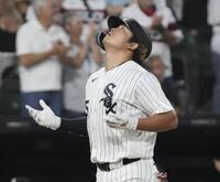 　ガーディアンズ戦の６回、26号ソロを放ち本塁へ向かうホワイトソックス・村上＝シカゴ（ＡＰ＝共同）