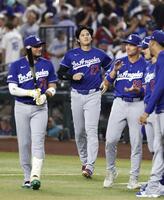 　ダイヤモンドバックスに勝利し、ベンチを飛び出すドジャース・大谷（左から２人目）＝フェニックス（共同）
