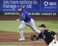 　ダイヤモンドバックス戦の10回、勝ち越しの内野安打を放ったドジャース・大谷＝フェニックス（共同）