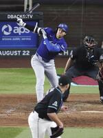 　ダイヤモンドバックス戦の10回、勝ち越しの内野安打を放つドジャース・大谷＝フェニックス（共同）