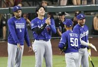 　ダイヤモンドバックスに勝利し、チームメートを迎えるドジャース・大谷（左から２人目）＝フェニックス（共同）