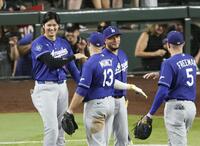 　ダイヤモンドバックスに勝利し、チームメートを迎えるドジャース・大谷（左端）＝フェニックス（共同）