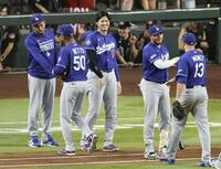 　ダイヤモンドバックスに勝利し、チームメートを迎えるドジャース・大谷（中央）＝フェニックス（共同）