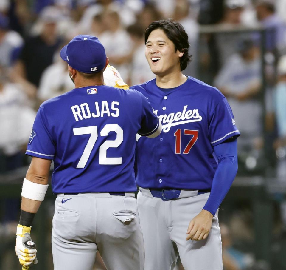 　ダイヤモンドバックスに勝利し、笑顔を見せるドジャース・大谷（右）＝フェニックス（共同）