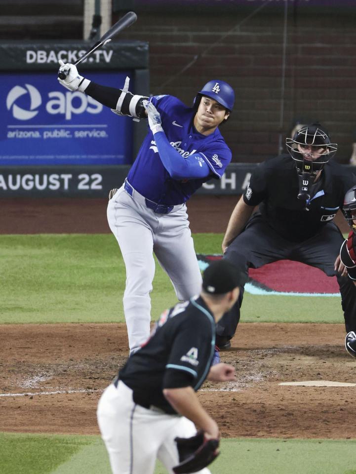 　ダイヤモンドバックス戦の10回、勝ち越しの内野安打を放つドジャース・大谷＝フェニックス（共同）