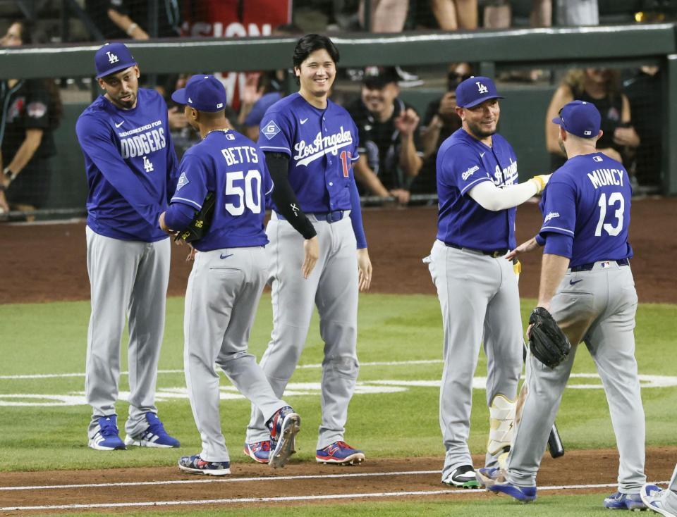 　ダイヤモンドバックスに勝利し、チームメートを迎えるドジャース・大谷（中央）＝フェニックス（共同）