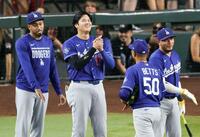 　ダイヤモンドバックスに勝利し、チームメートを迎えるドジャース・大谷（左）（共同）