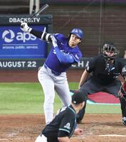 　１０回、勝ち越しの内野安打を放つ大谷（共同）