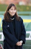 ２０２３年１２月、佐々木主浩氏がオーナーを務めるグランヴィノスの口取り写真に収まる妻で元女優の榎本加奈子さん