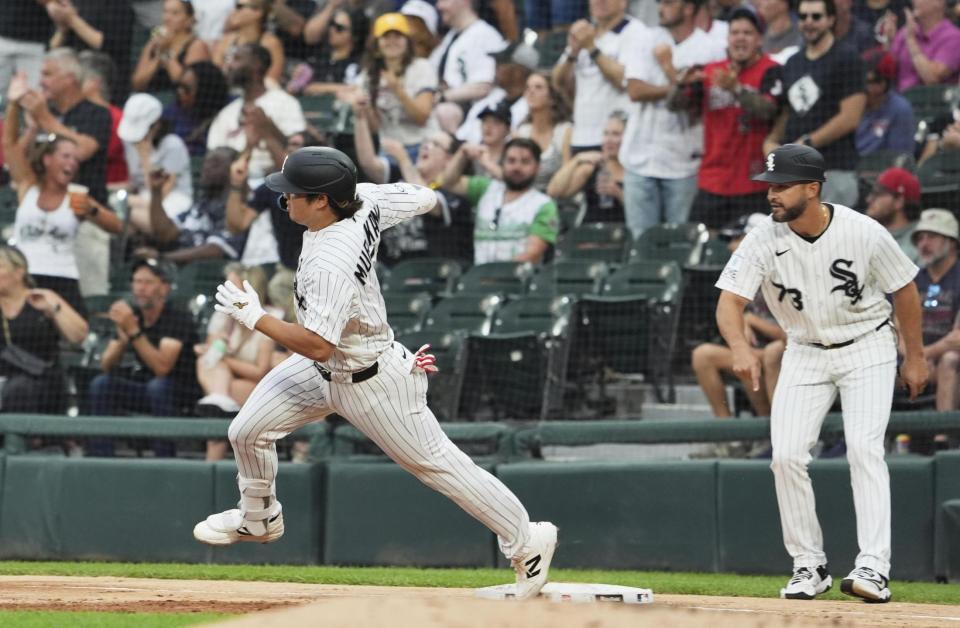 　ガーディアンズ戦の１回、適時二塁打を放ち二塁に向かうホワイトソックス・村上＝シカゴ（共同）