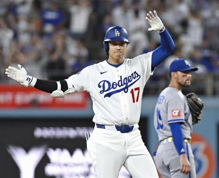 　ロイヤルズ戦の３回、適時二塁打を放ち、塁上でポーズをとるドジャース・大谷＝ロサンゼルス（共同）