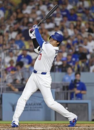　ロイヤルズ戦の３回、右中間に適時二塁打を放つドジャース・大谷＝ロサンゼルス（共同）