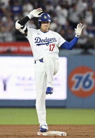 　ロイヤルズ戦の３回、適時二塁打を放ち、塁上でポーズをとるドジャース・大谷＝ロサンゼルス（共同）