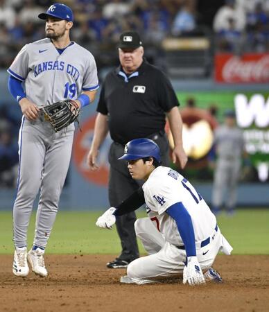 　ロイヤルズ戦の７回、二盗を決めるドジャース・大谷＝ロサンゼルス（共同）