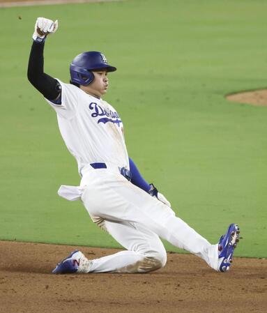 　ロイヤルズ戦の７回、二盗を決めるドジャース・大谷＝ロサンゼルス（共同）